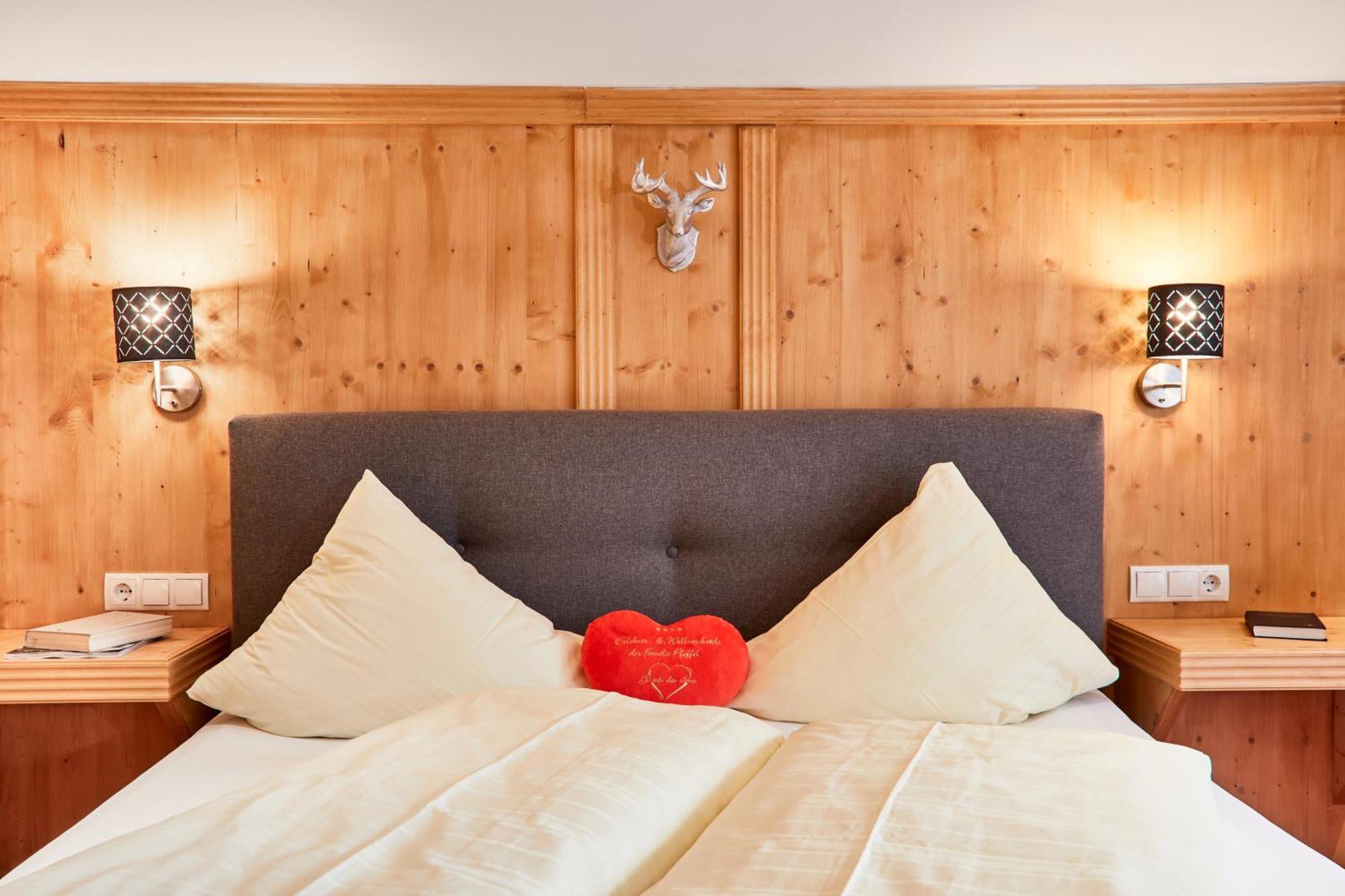 Hotel Hubertushof - Ihr Hotel Mit Herz Leutasch Room photo